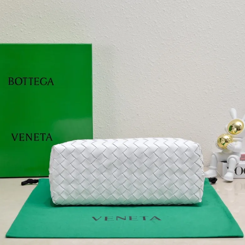 The 2023 new Andiamo batch of 2260 BV has been shipped‼ ️Really popular🔥The new Andiamo woven handbag launched by Bottega Veneta this season is really popular all over the world! ! Celebrities at home and abroad have worn it, and Oscar-winning actress Michelle Yeoh has taken it out on the street. Song Jia, Trai Yara, Yu Feihong, Sanji Ayaka, Rosie Hunting-Whiteley, Yoshioka Riho, etc. have all picked up this bag. It is classic and versatile, showing off its temperament, and the bag capacity is also large, which is very convenient for daily commuting! ! A variety of carrying methods, the shoulder straps can be adjusted by yourself, the original lambskin feels soft and delicate, and the unisex style breaks gender boundaries and brings a more practical and longer-lasting use experience. Andiamo, which has both elegant and casual styles, perfectly interprets the true appearance of "fashionable old money style". Style number: 8463 Size: 32*24*12